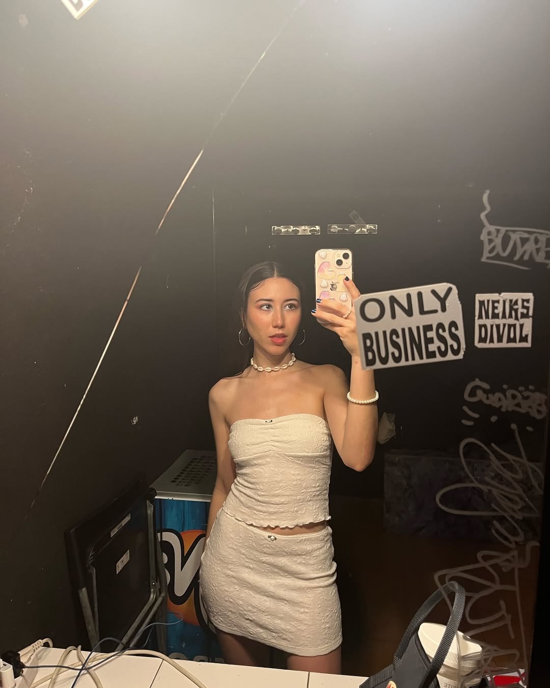 MELSINDARK backstage mirror selfie